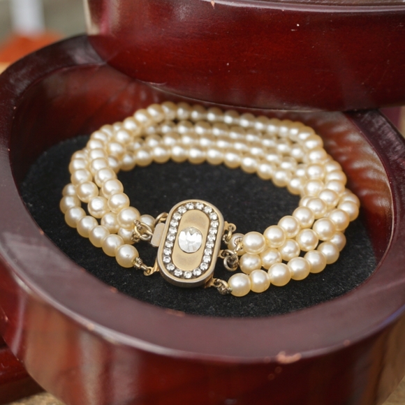 Art Deco Four Strand Faux Pearl Bracelet - Picture 5 of 5
